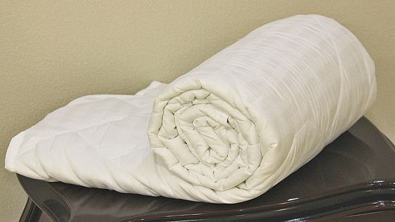 Одеяло "Лебяжий пух" всесезонное - Одеяло Лебяжий пух, всесезонное, вид сбоку